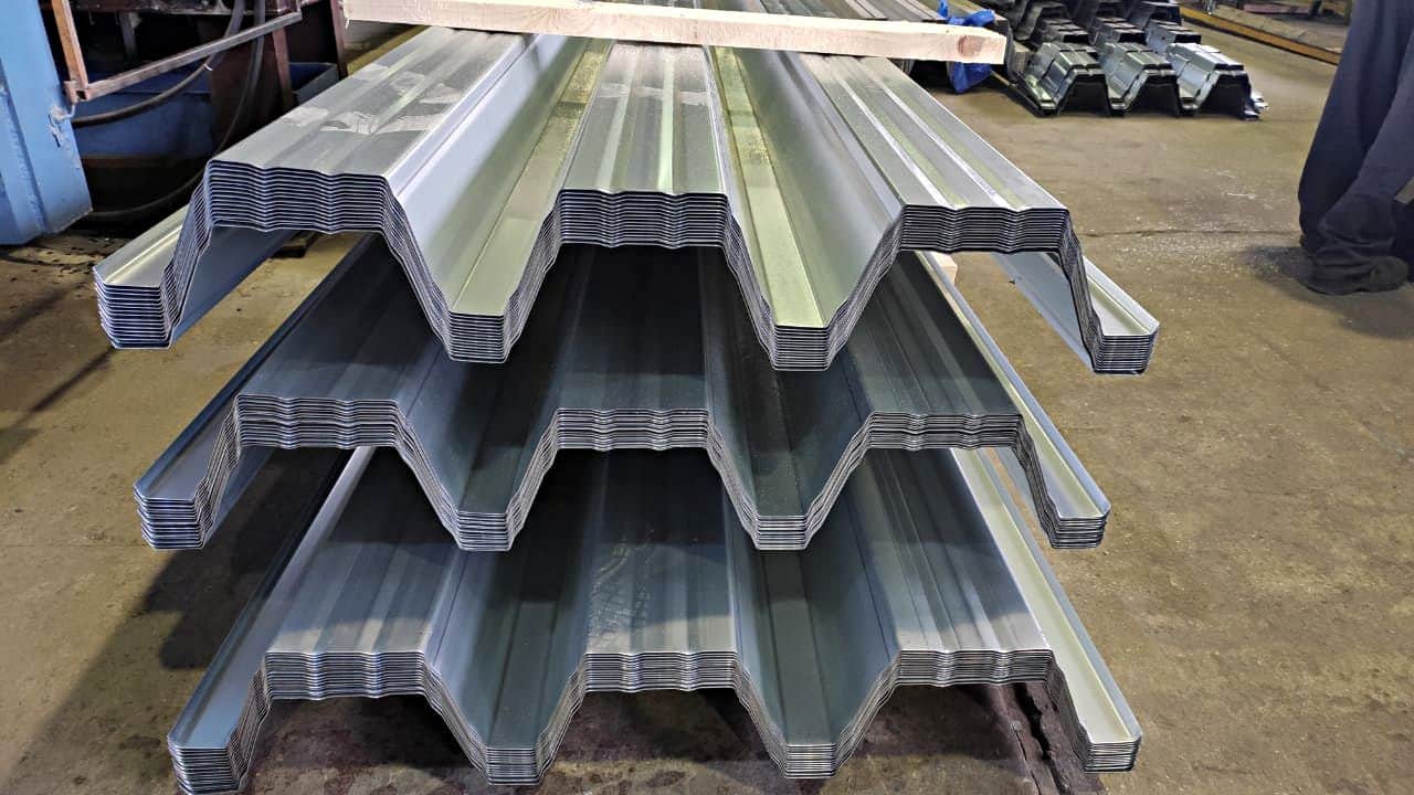 Схема раскладки листов Н135 на кровле: нахлёсты и зоны крепления