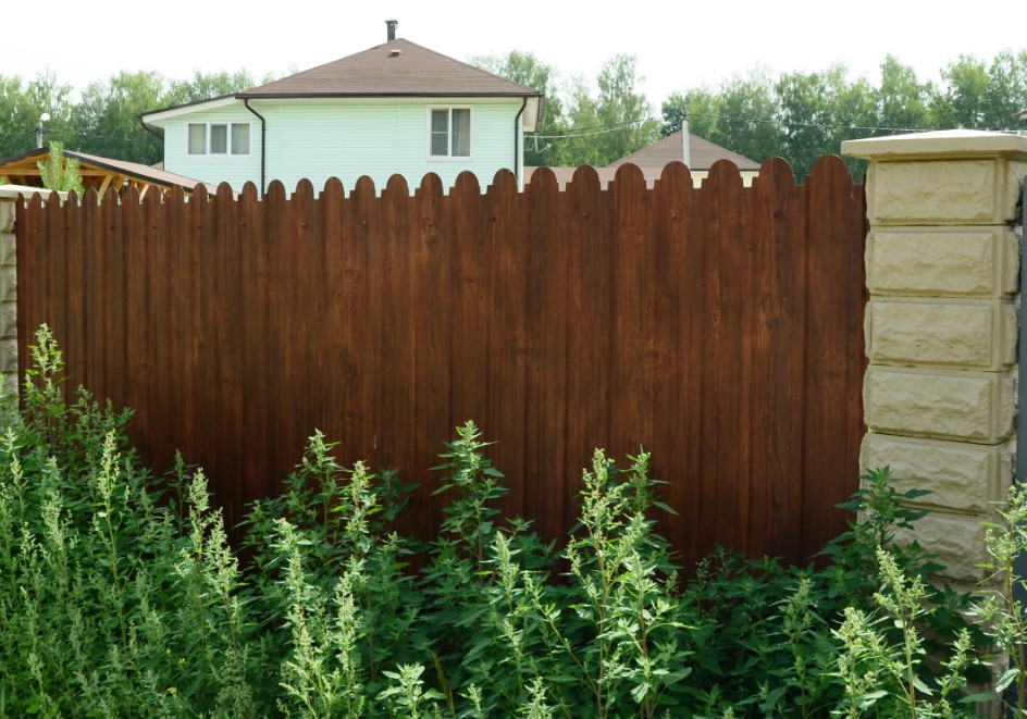 Забор из фигурного профнастила С10А RAL 8017