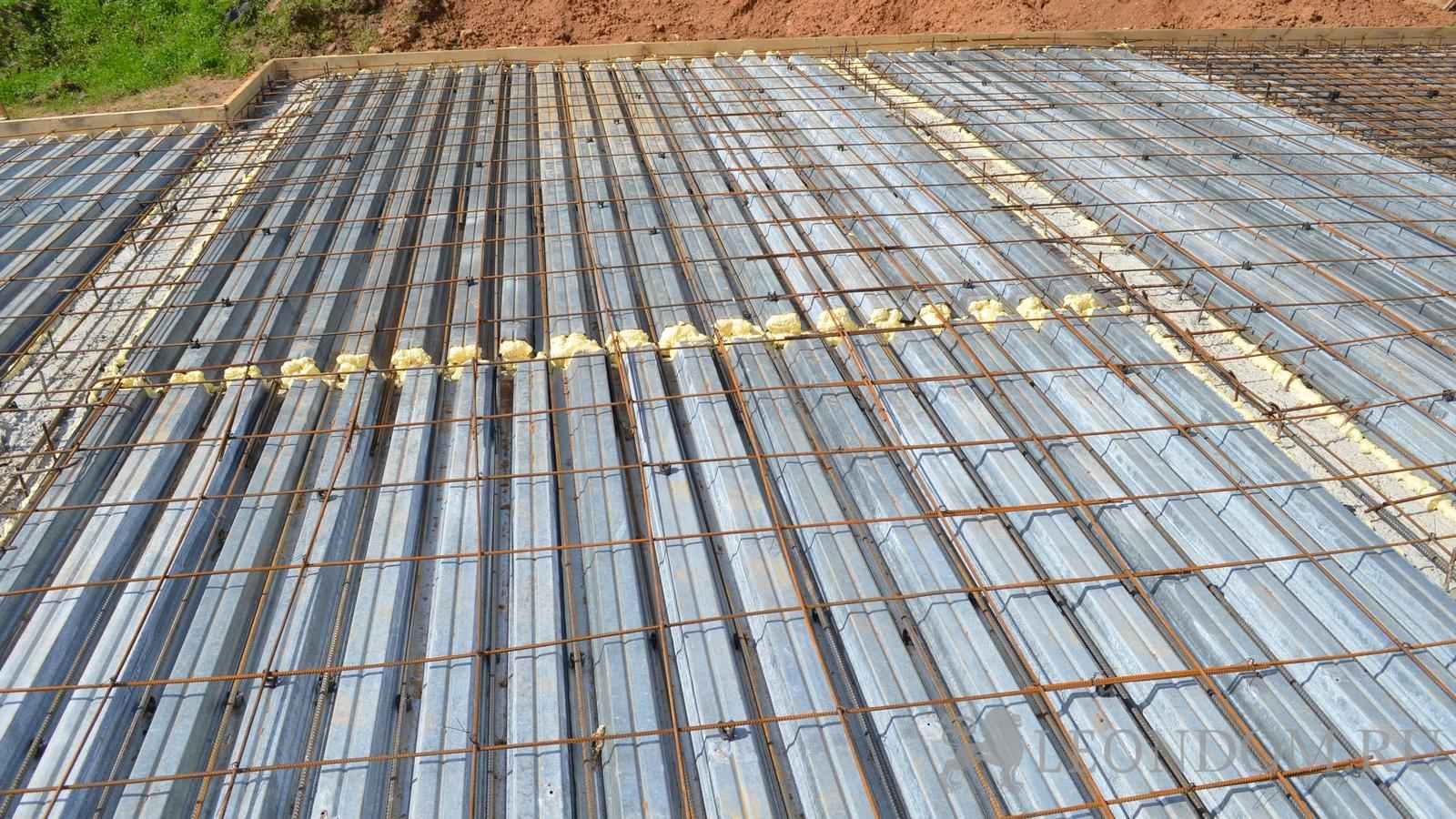 Профнастил для перекрытия на строительном объекте