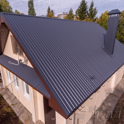 Кровельное покрытие на промышленной площадке