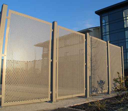 Перфорированная облицовка на промышленной площадке