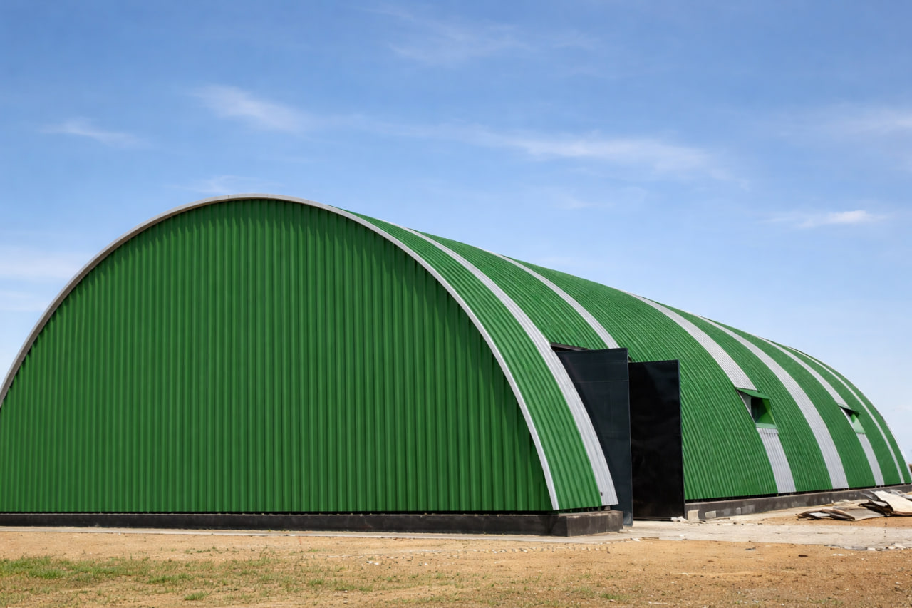 Кровельные работы с профнастилом на объекте