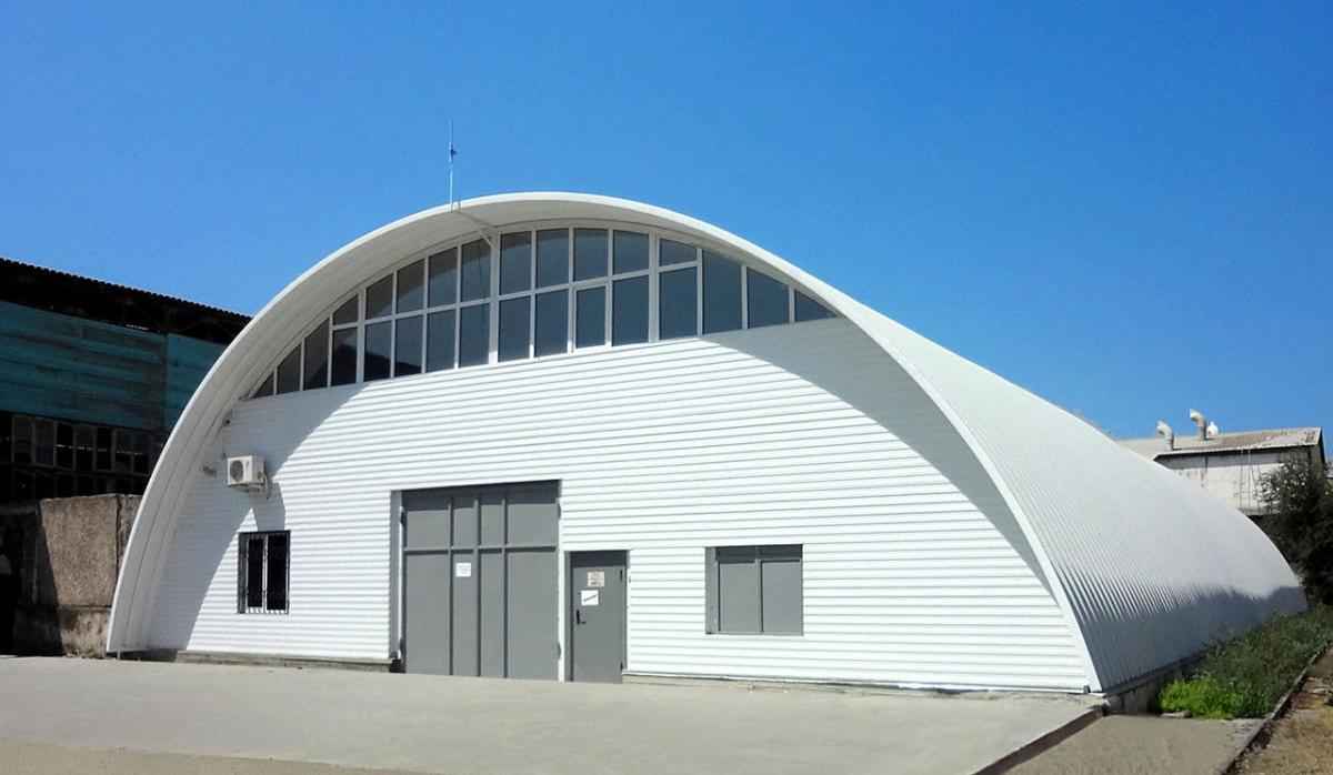 Промышленный фасад из профнастила после монтажа