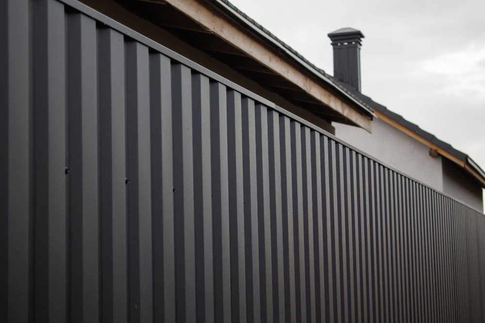 Профнастил МП20 для ограждения на объекте