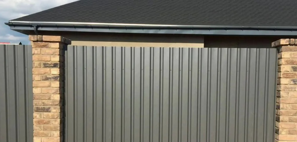 Забор из профнастила на частном объекте