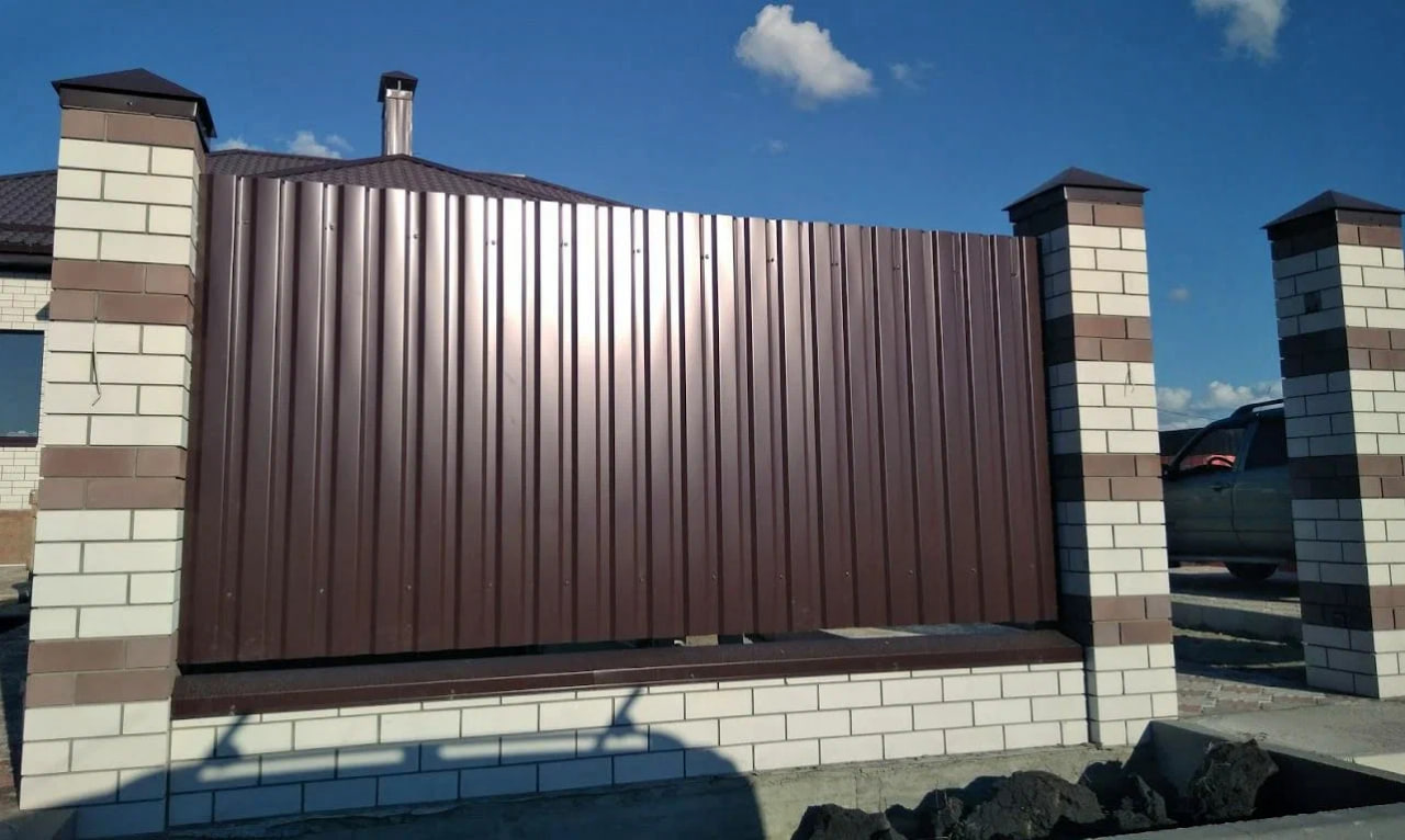 Ограждение складской территории из профнастила