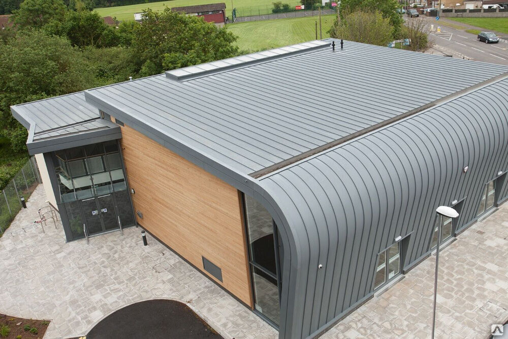 Монтаж фальцевой кровли на коммерческом объекте