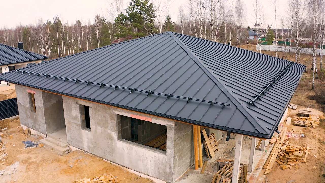 Фальцевая кровля на загородном участке