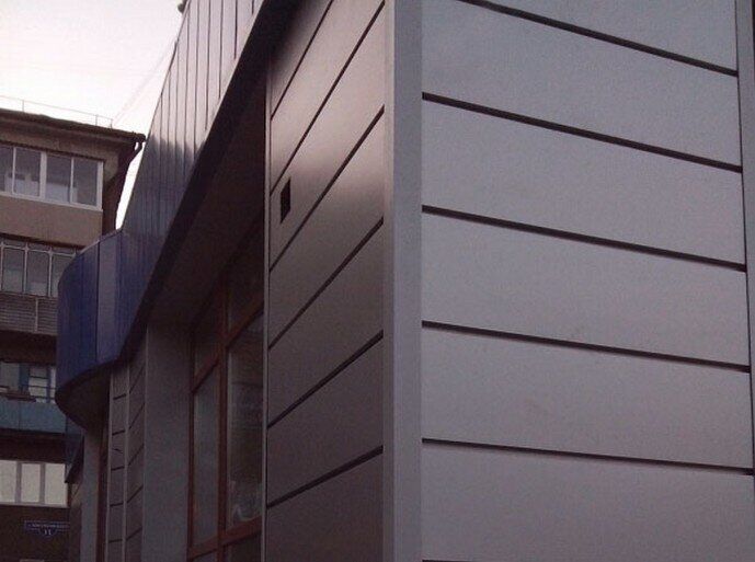 Готовый фасад с линеарными панелями