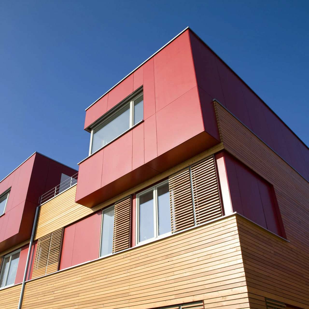 Фасадные работы с линеарными панелями