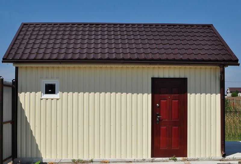 Промышленный фасад из профнастила после монтажа