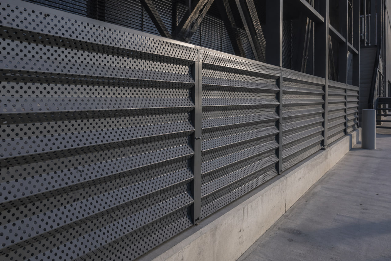 Готовый фасад из профнастила на частном объекте