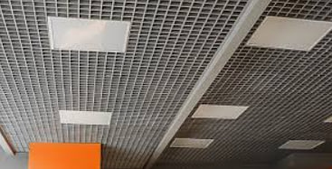 Кровельные работы с профнастилом на объекте