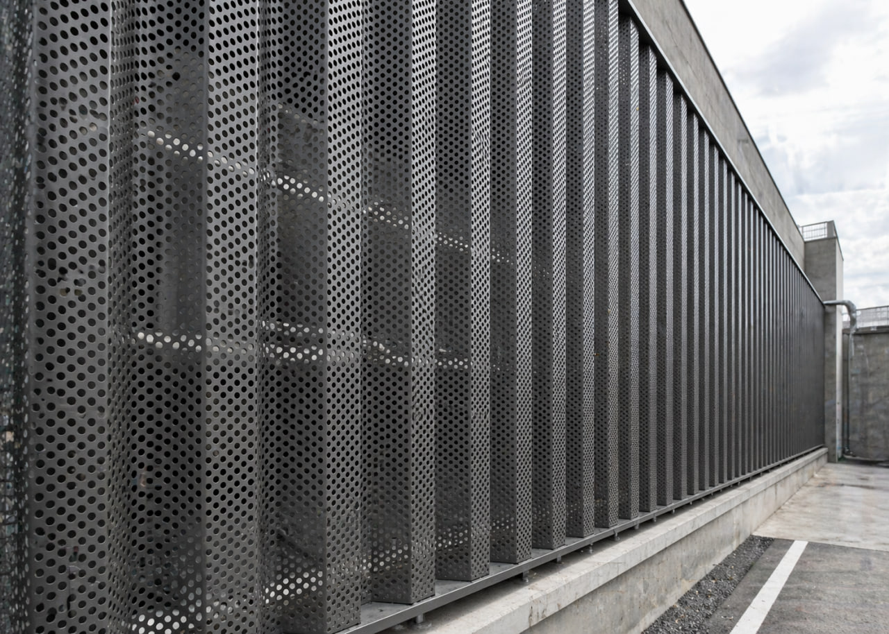 Забор из профнастила с декоративными элементами