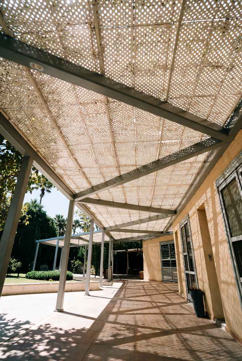 Промышленный фасад из профнастила после монтажа