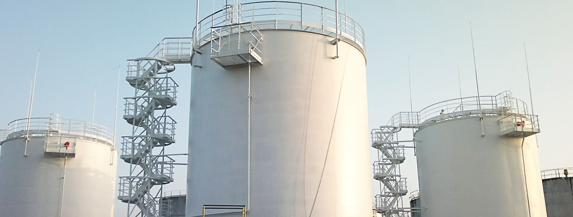 Нефтебаза с резервуарным парком