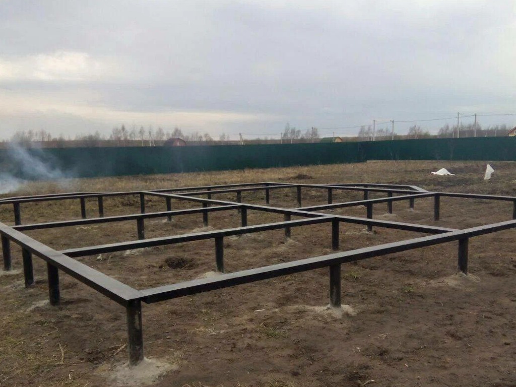 Монтаж винтовых свай под каркасное строение