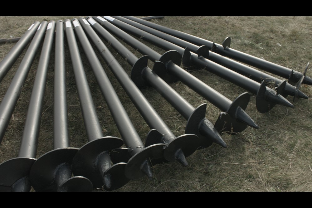 Свайный фундамент на строительной площадке